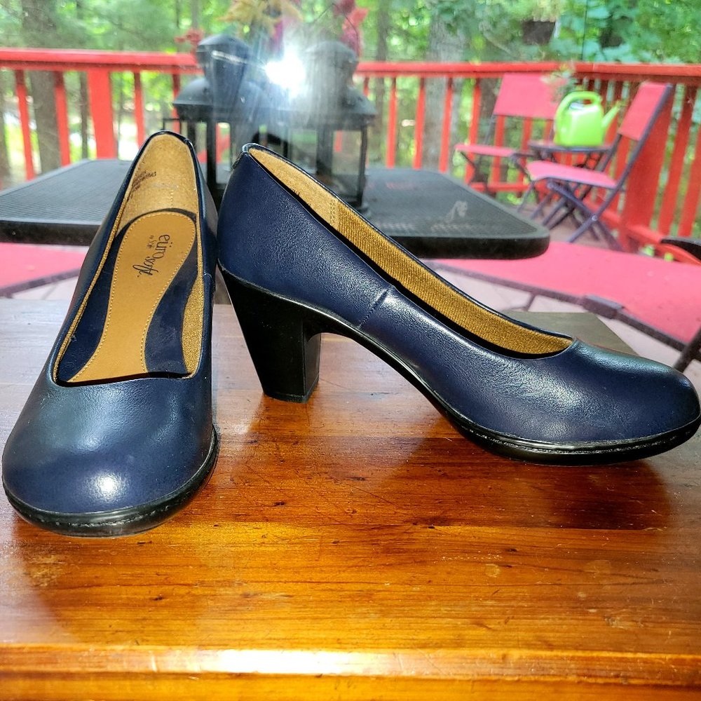 EuroSoft bright navy pumps. Size 8, fit like a 7